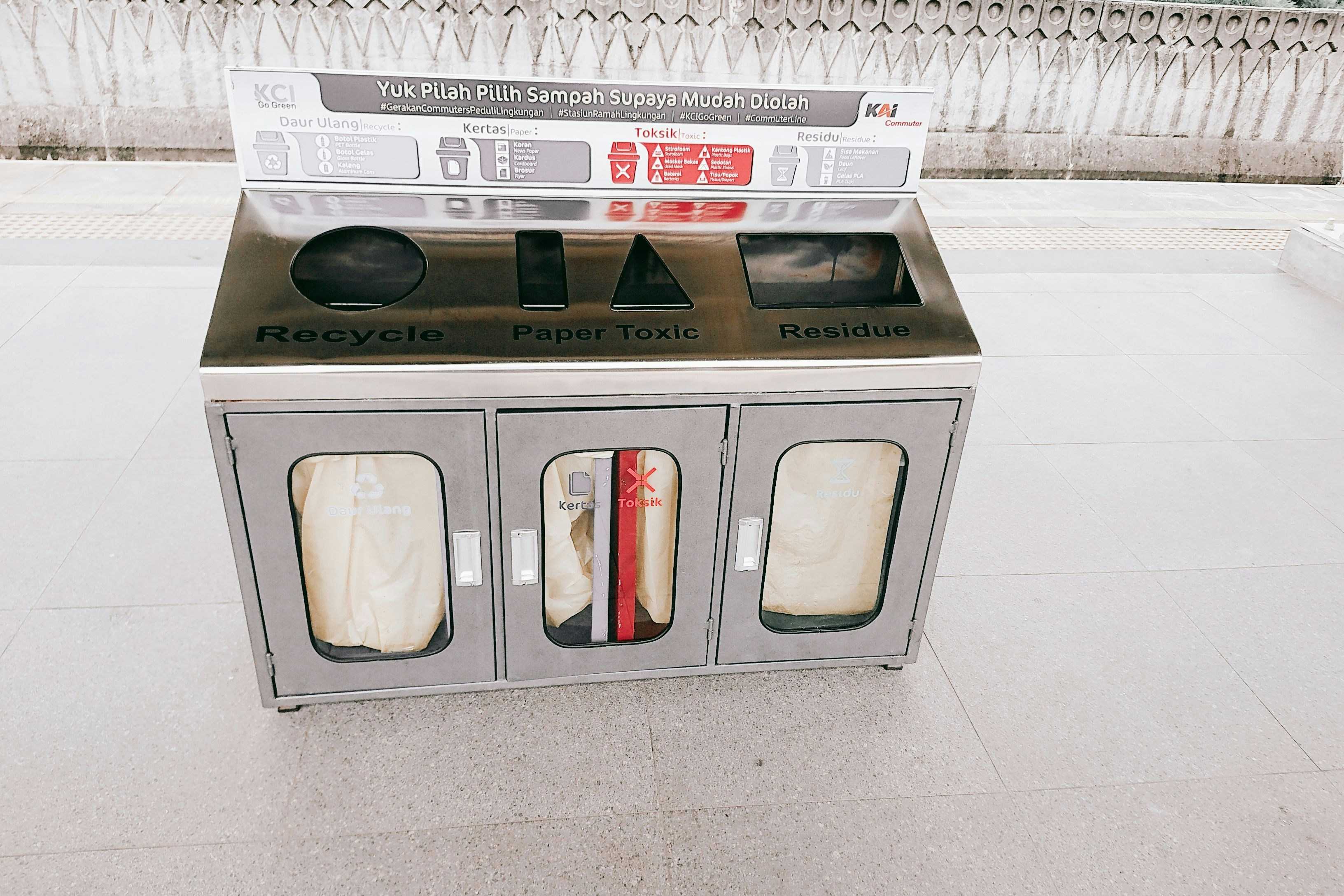 食洗機で綺麗になった食器が並んでいるキッチンの写真