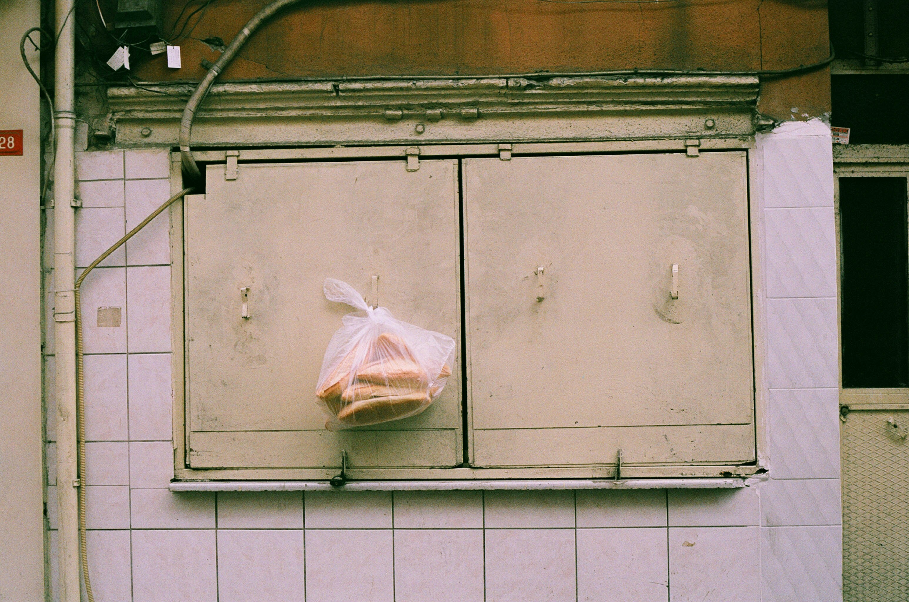 様々な日用品や便利グッズがセンス良くディスプレイされている雑貨店の写真