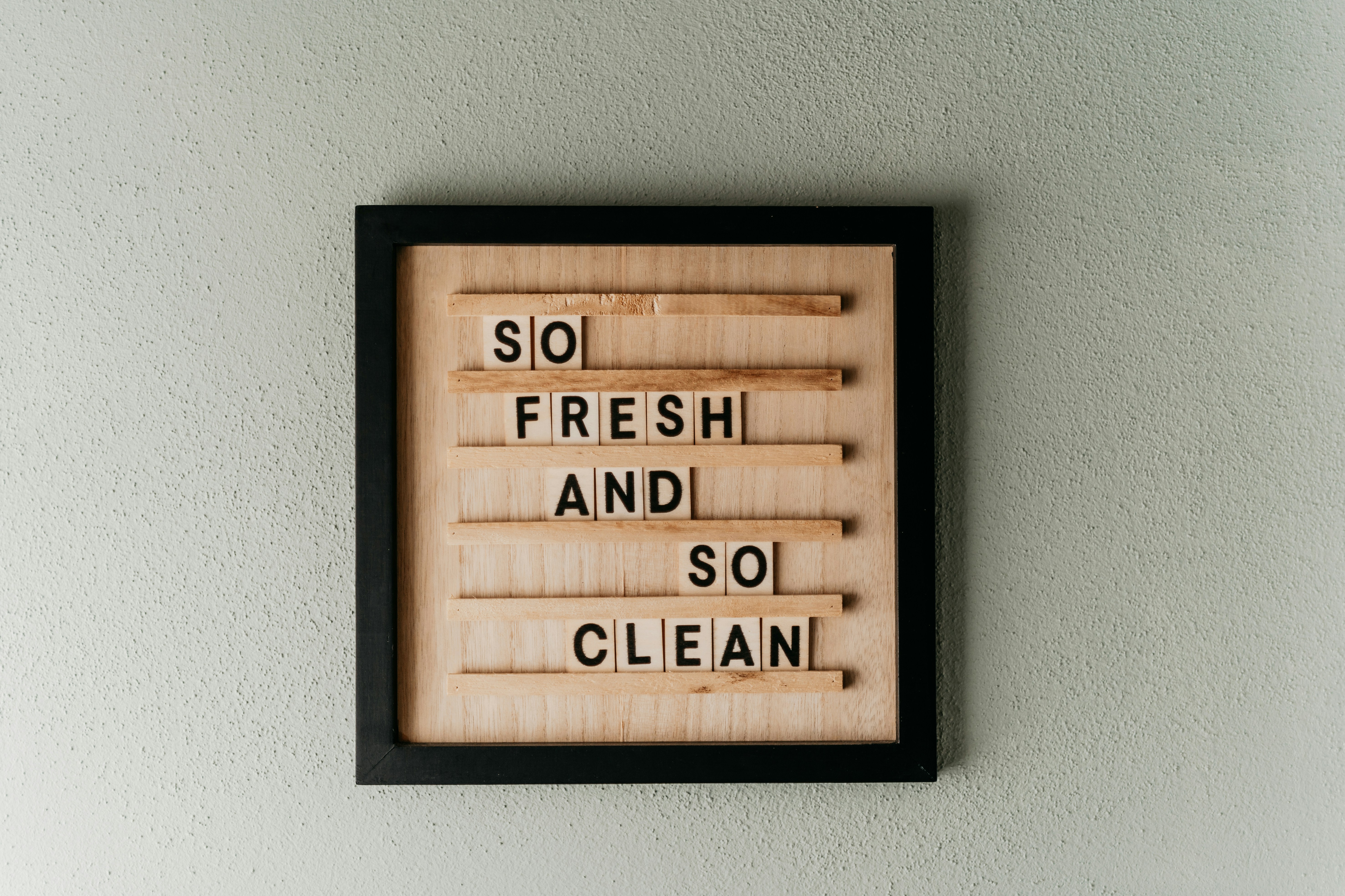 ウタマロクリーナー、オキシクリーン、マイクロファイバークロスの3つが並んだ写真