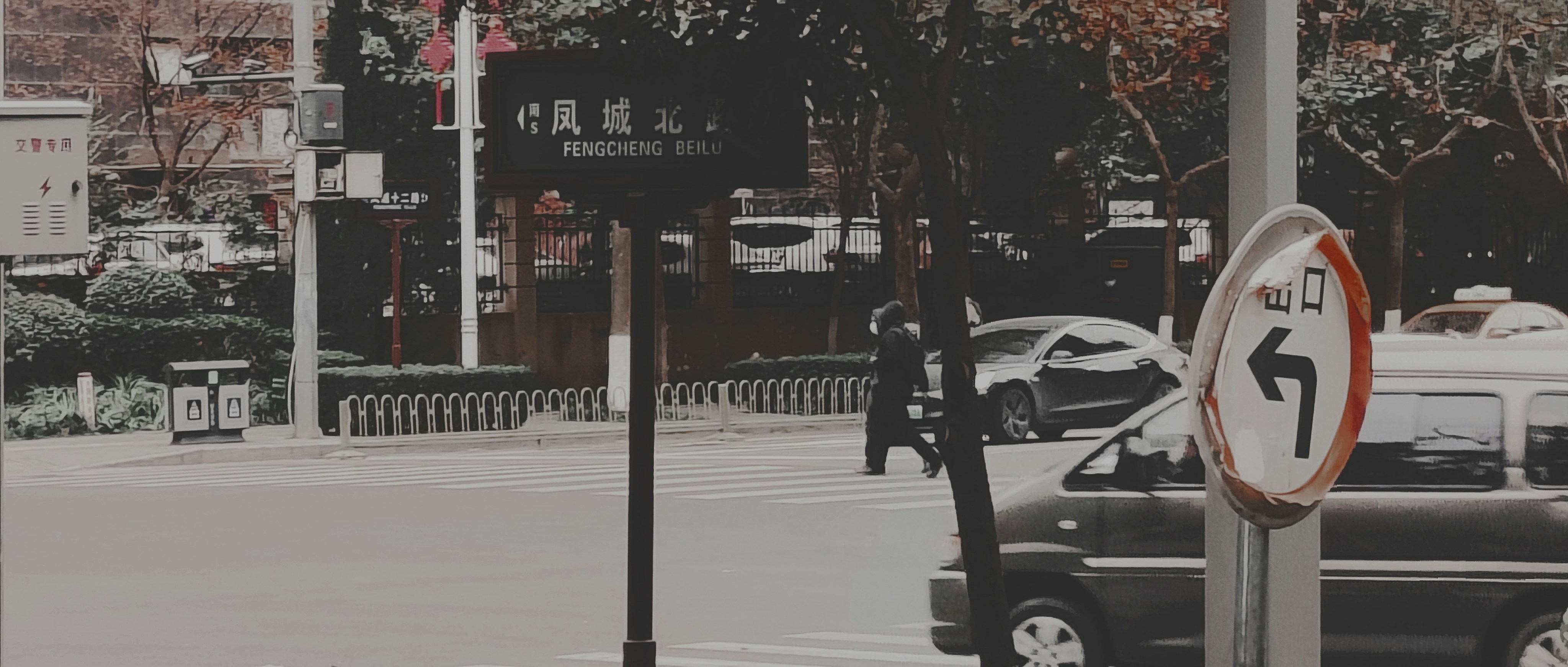 tower 伸縮レンジラックに調味料やキッチン用品が整理整頓されて置かれているキッチンの様子