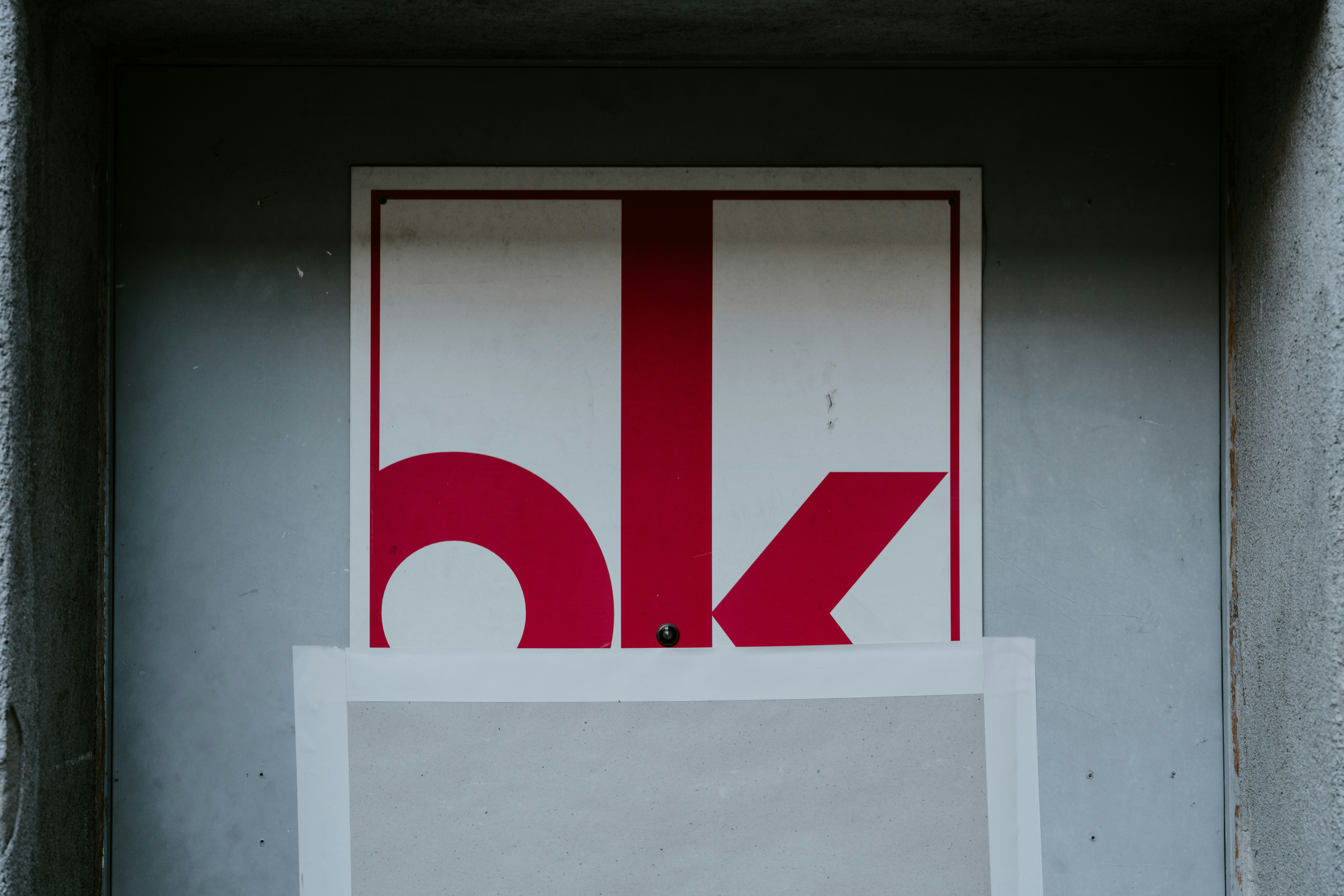 明るいリビングで、女性がソファの隙間をハンディクリーナーで掃除している様子