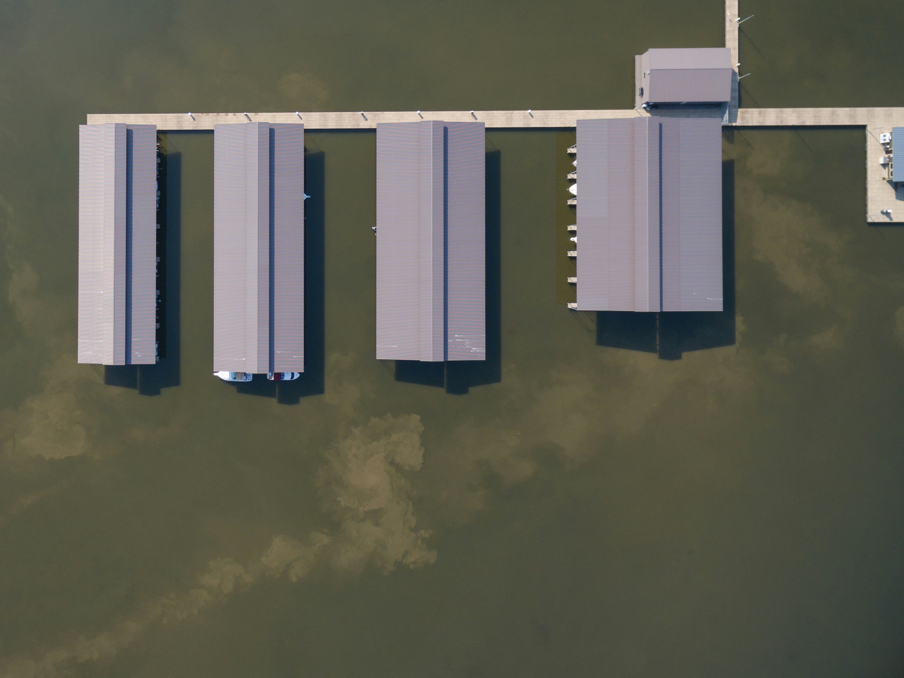 食洗機対応のシリコン調理スプーンで料理をしている様子を写した、キッチンの一角