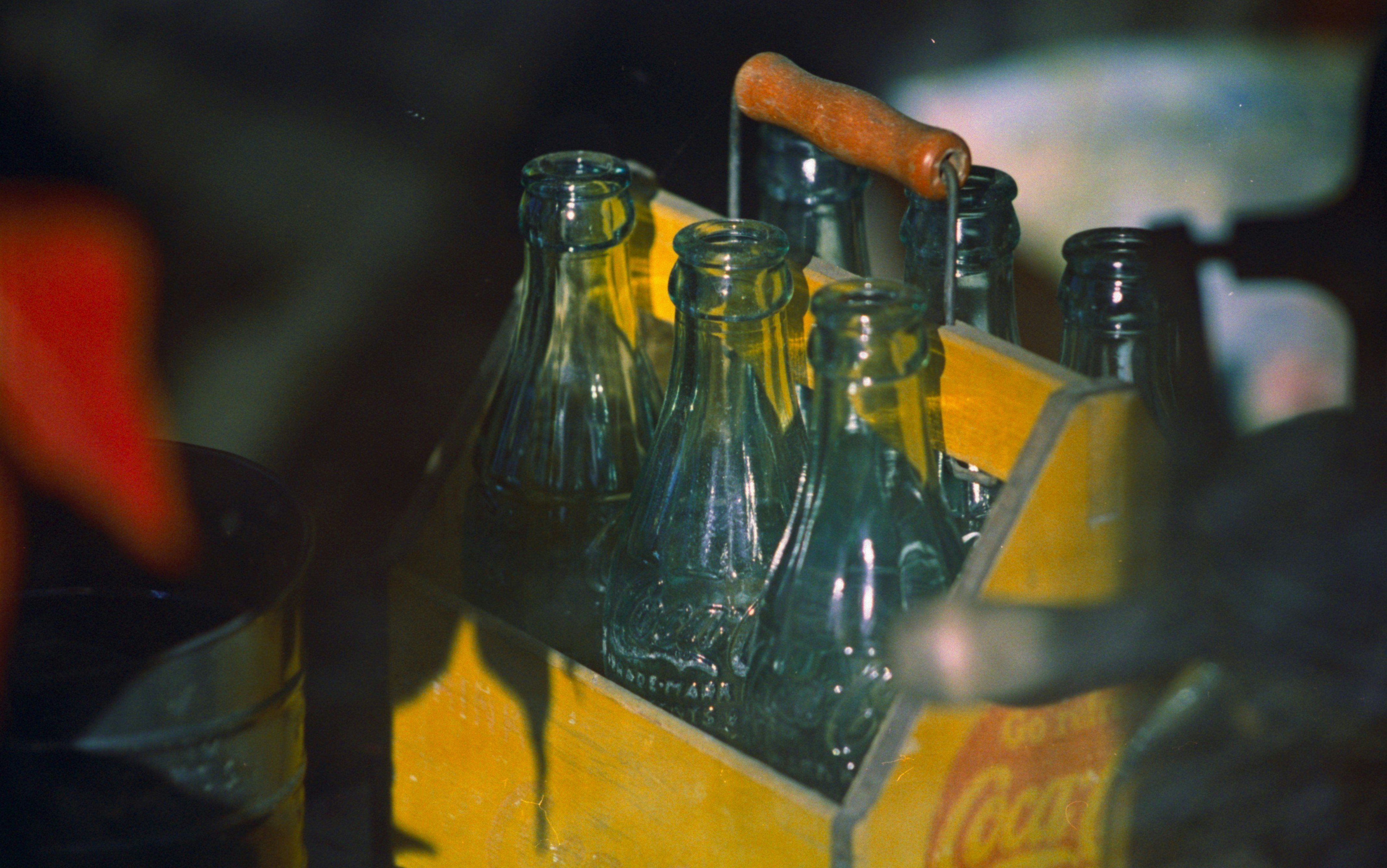 洗濯物が吊るされた浴室に、小型のハンズフリー乾燥機が設置されている様子