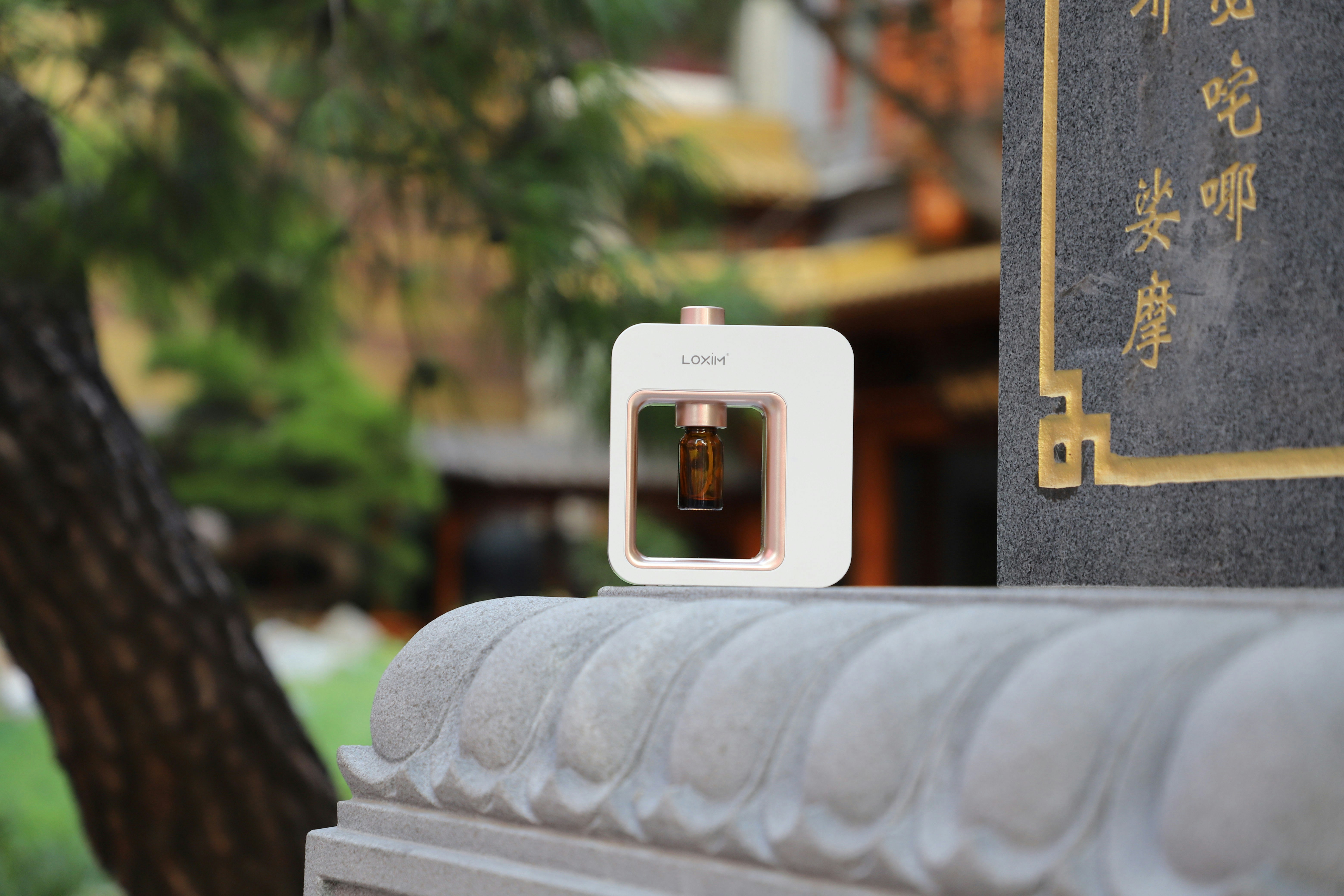 洗濯後の速乾ヘアドライタオルが、タオルハンガーにかけられている様子