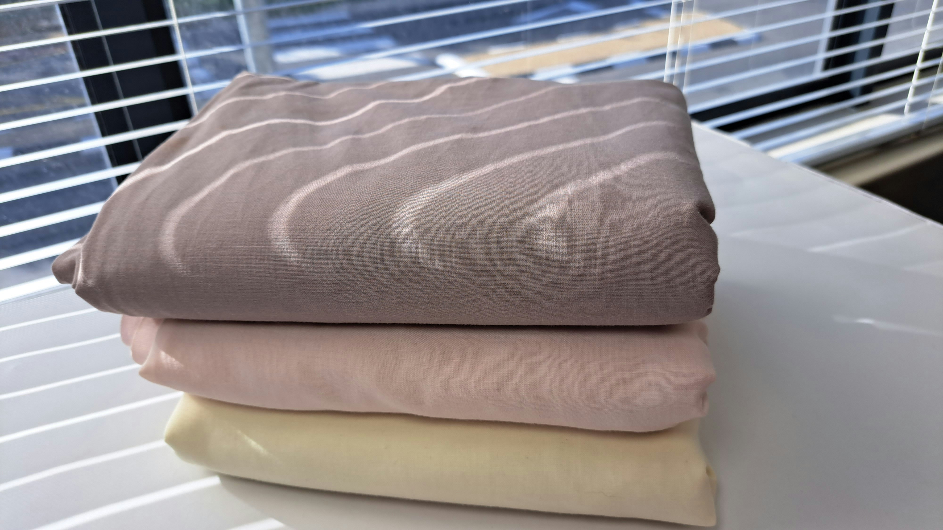 ベッドに置かれたシルクの枕カバー