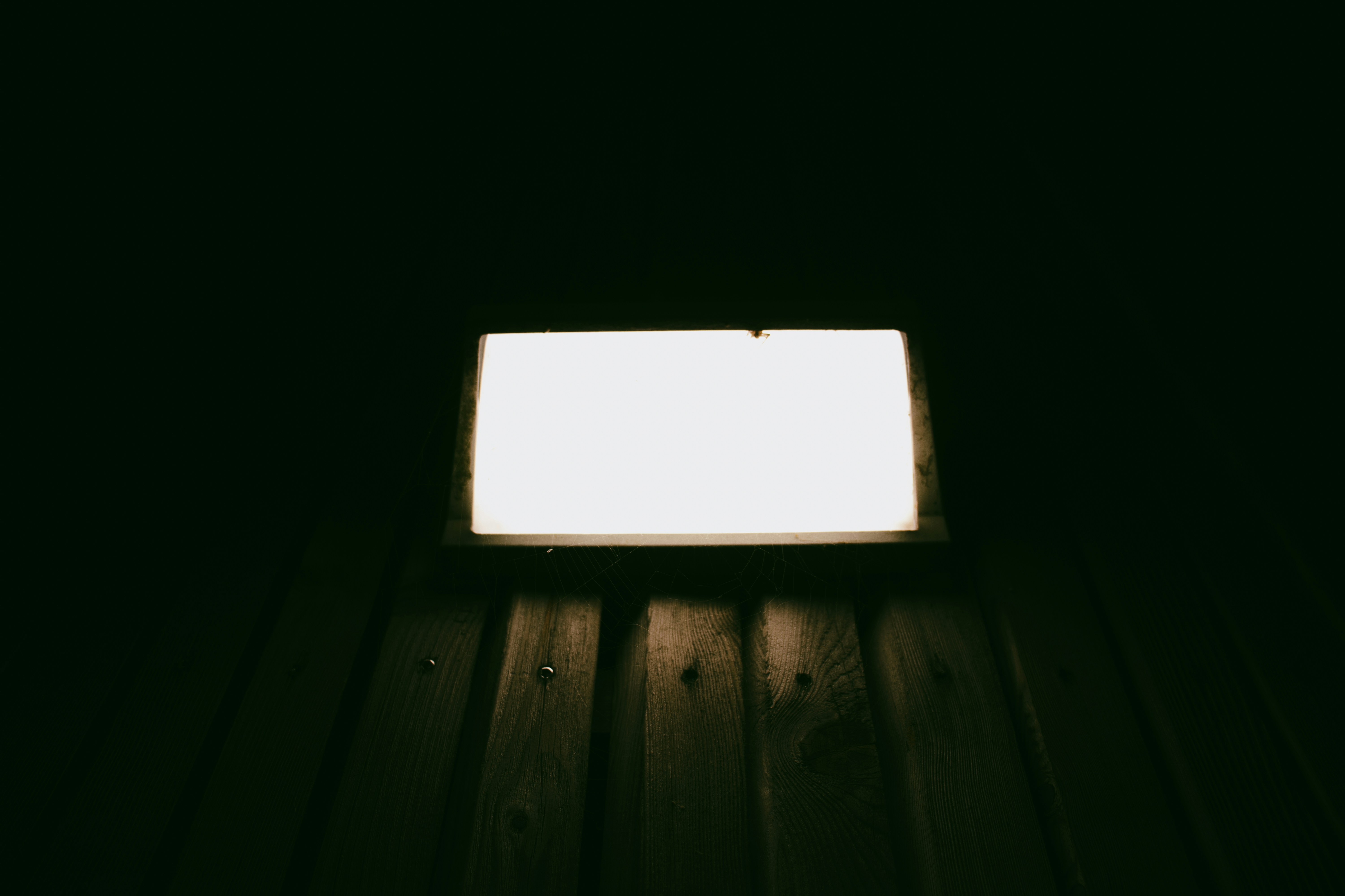 ベッドサイドに置かれた間接照明が、壁を優しく照らしている様子