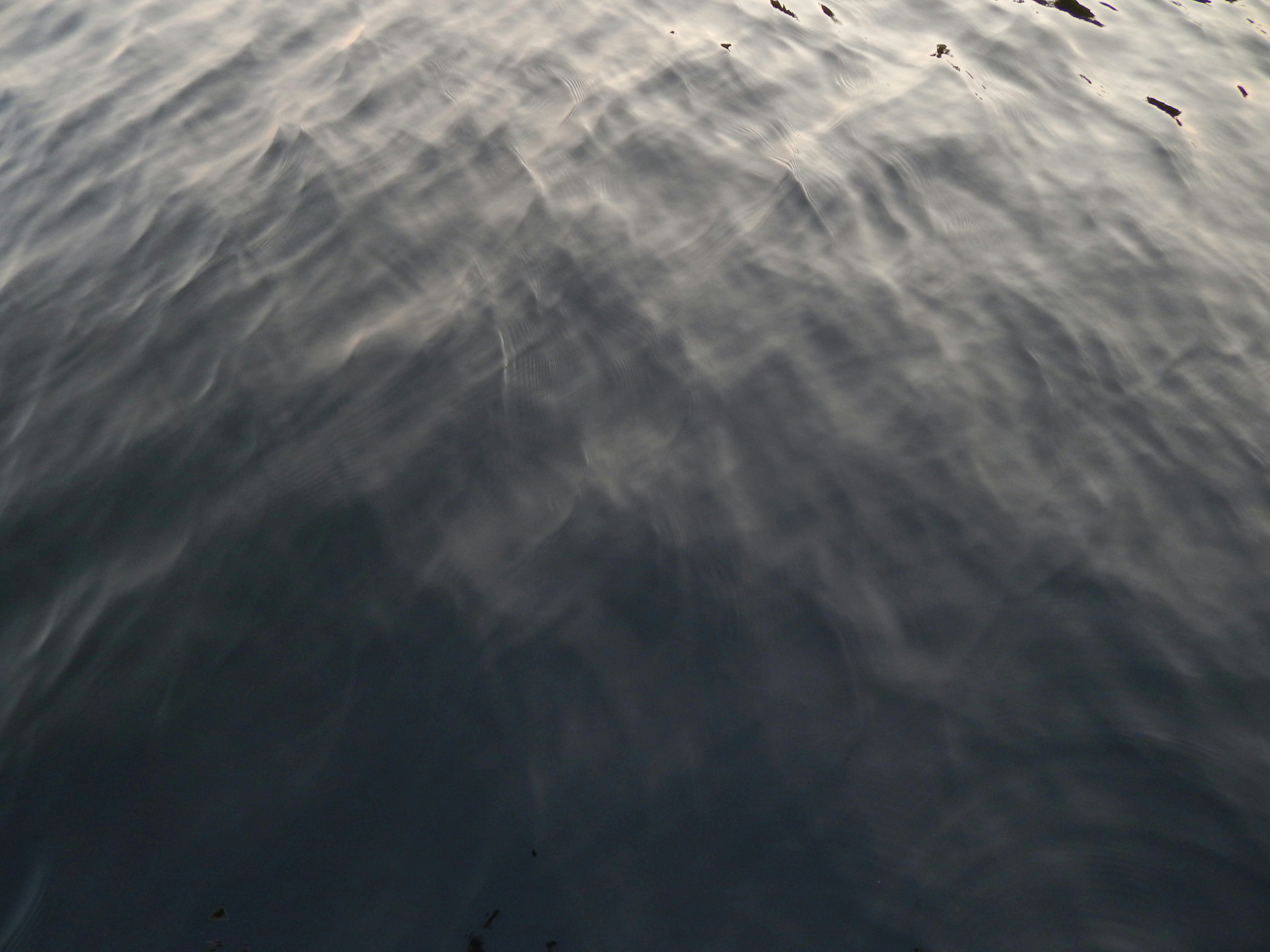 ソファに座り、フットマッサージャーを使用しながらリラックスしている人物