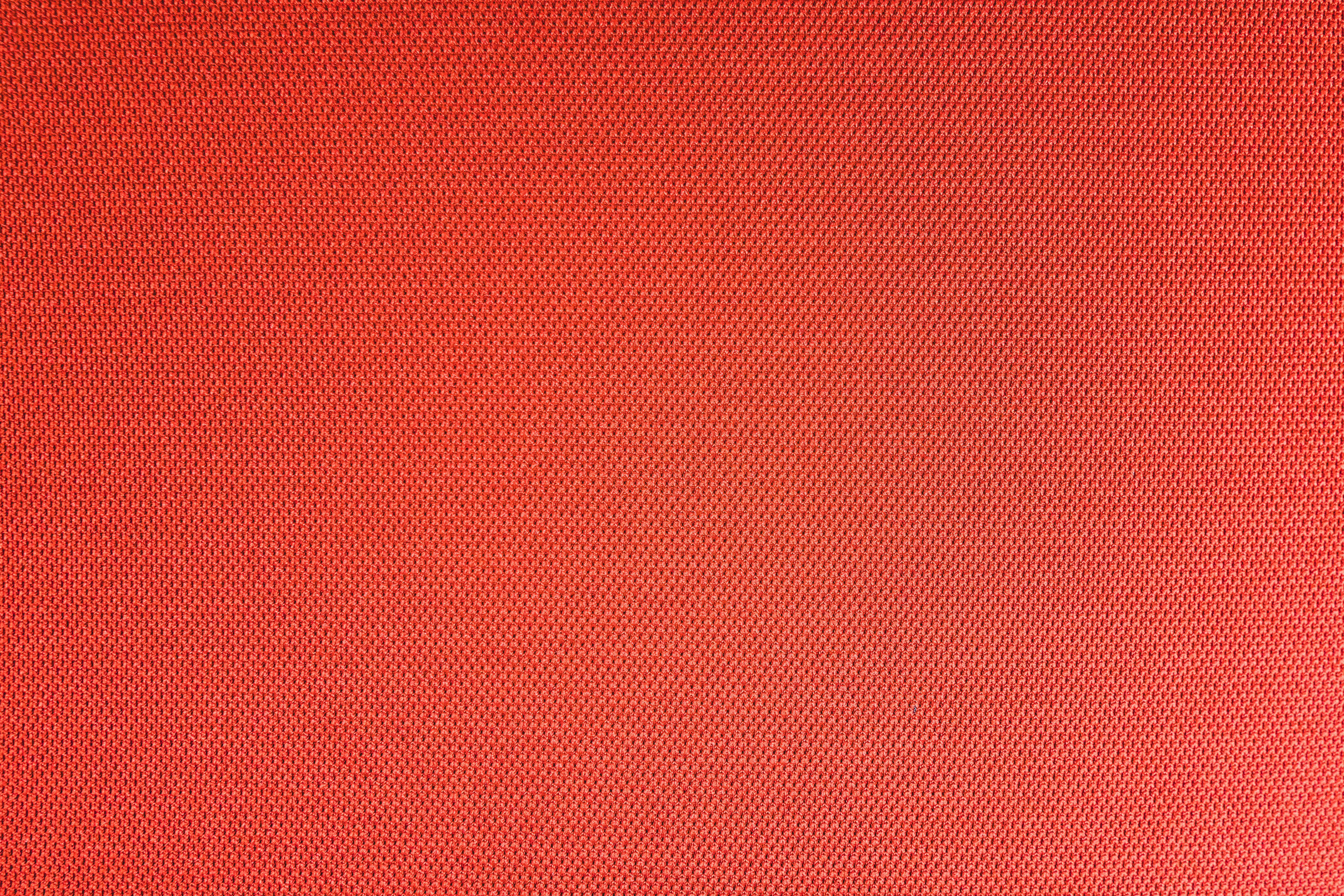 様々なデザインとカラーのステンレスボトルが並んでいる様子