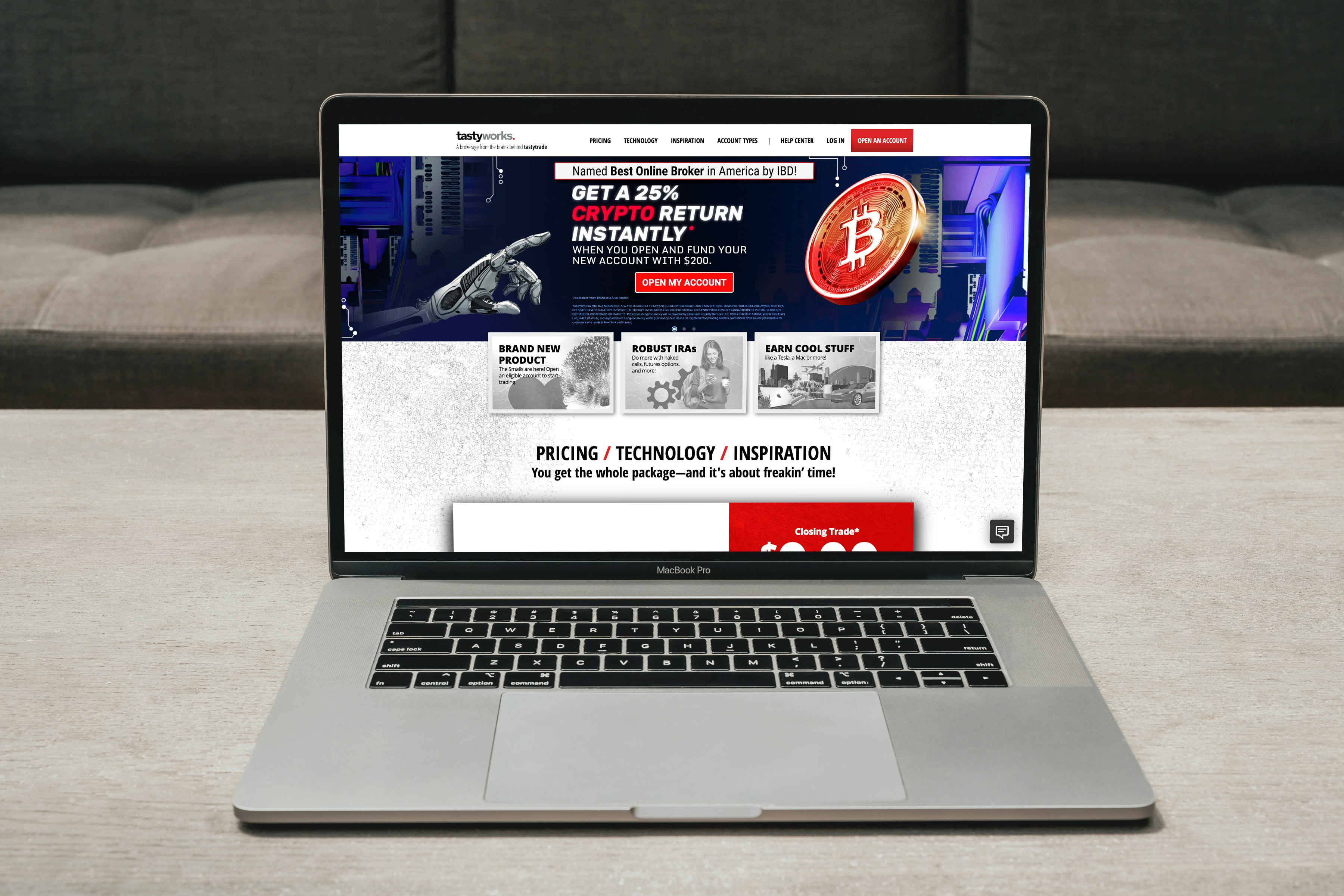 観葉植物が置かれた、明るく開放的なリビングルームの様子