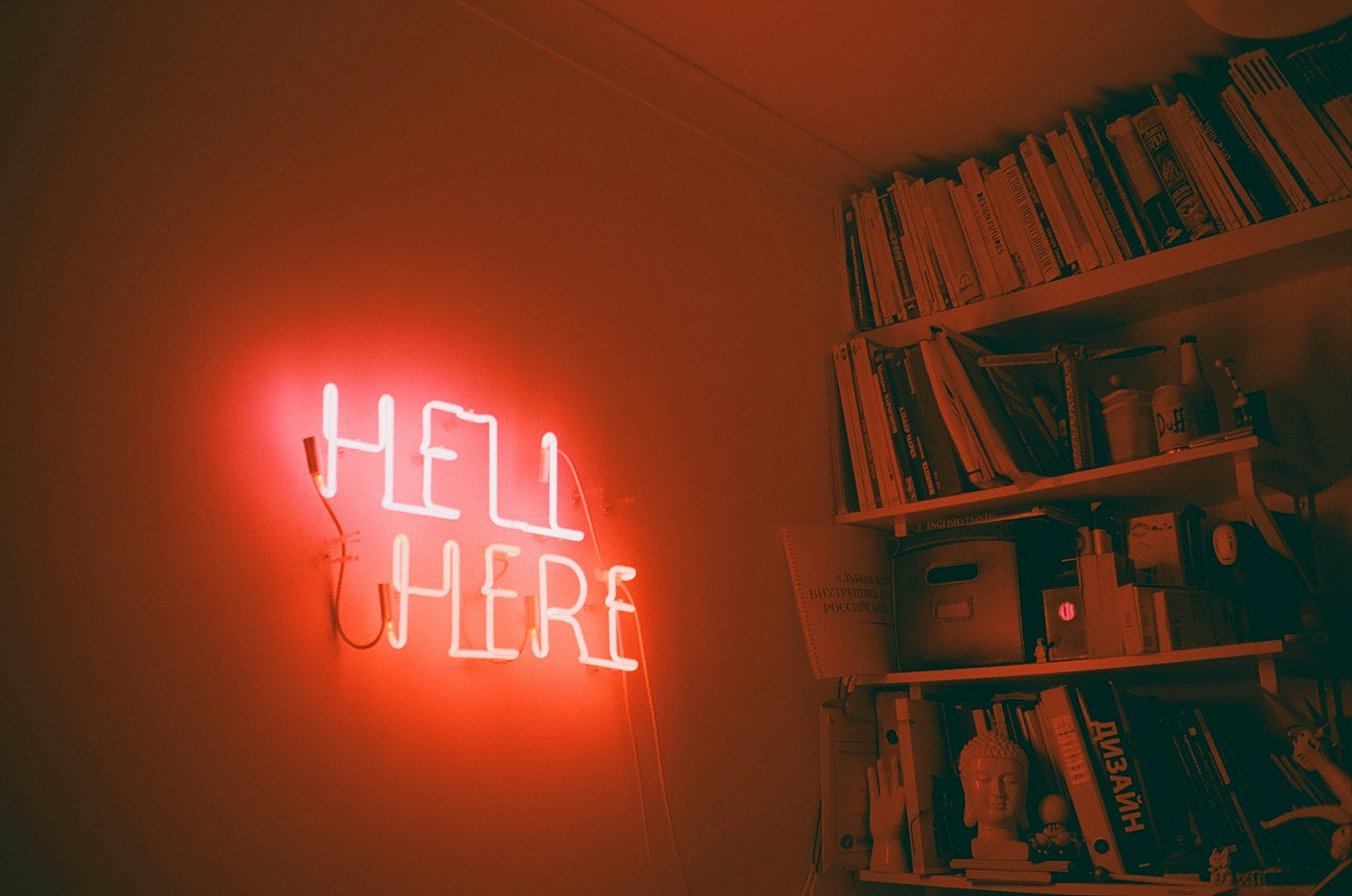 洗濯機に重曹を投入している様子