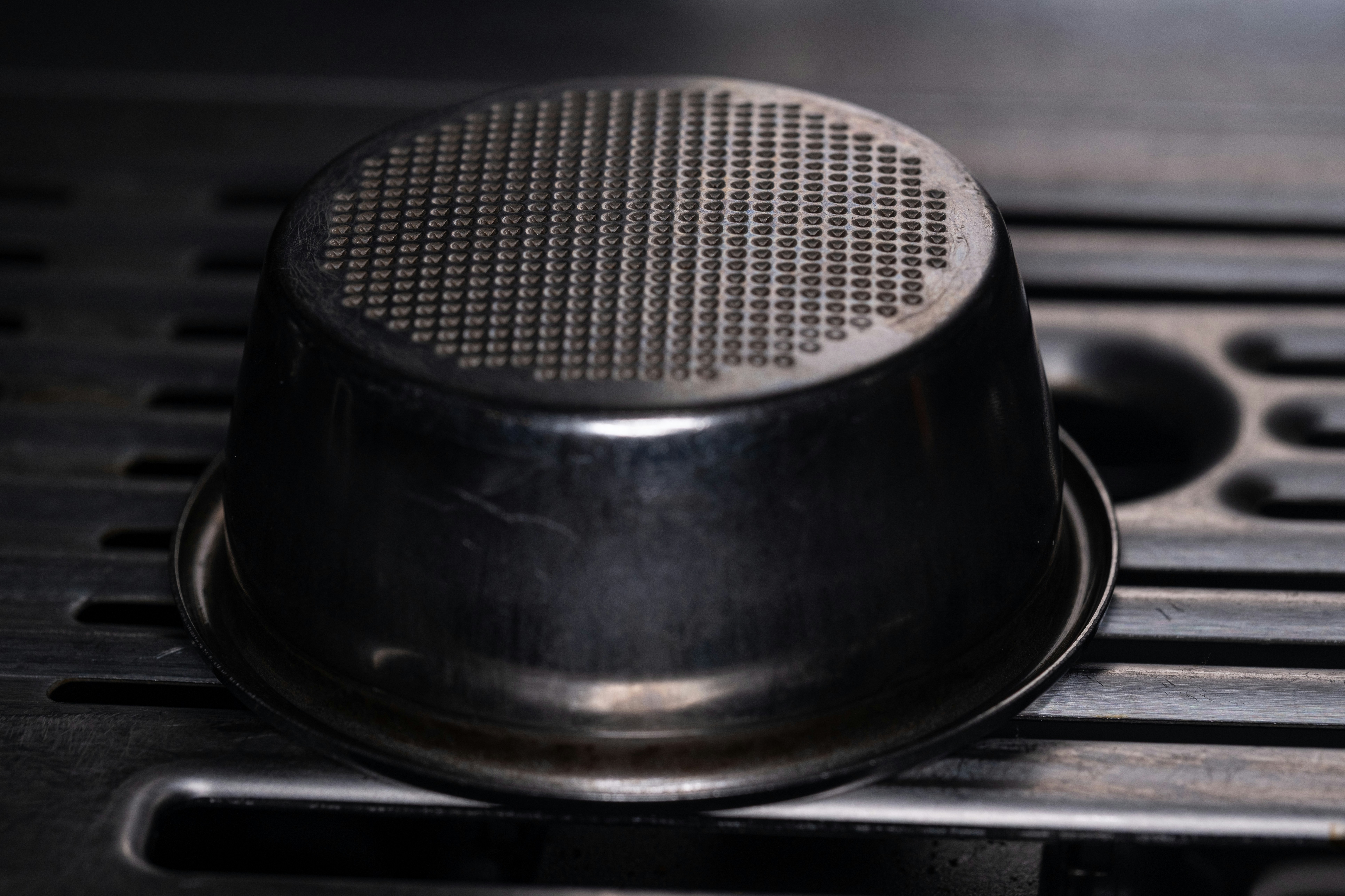 シリコン製のフライ返しで卵焼きを作っている手元の写真