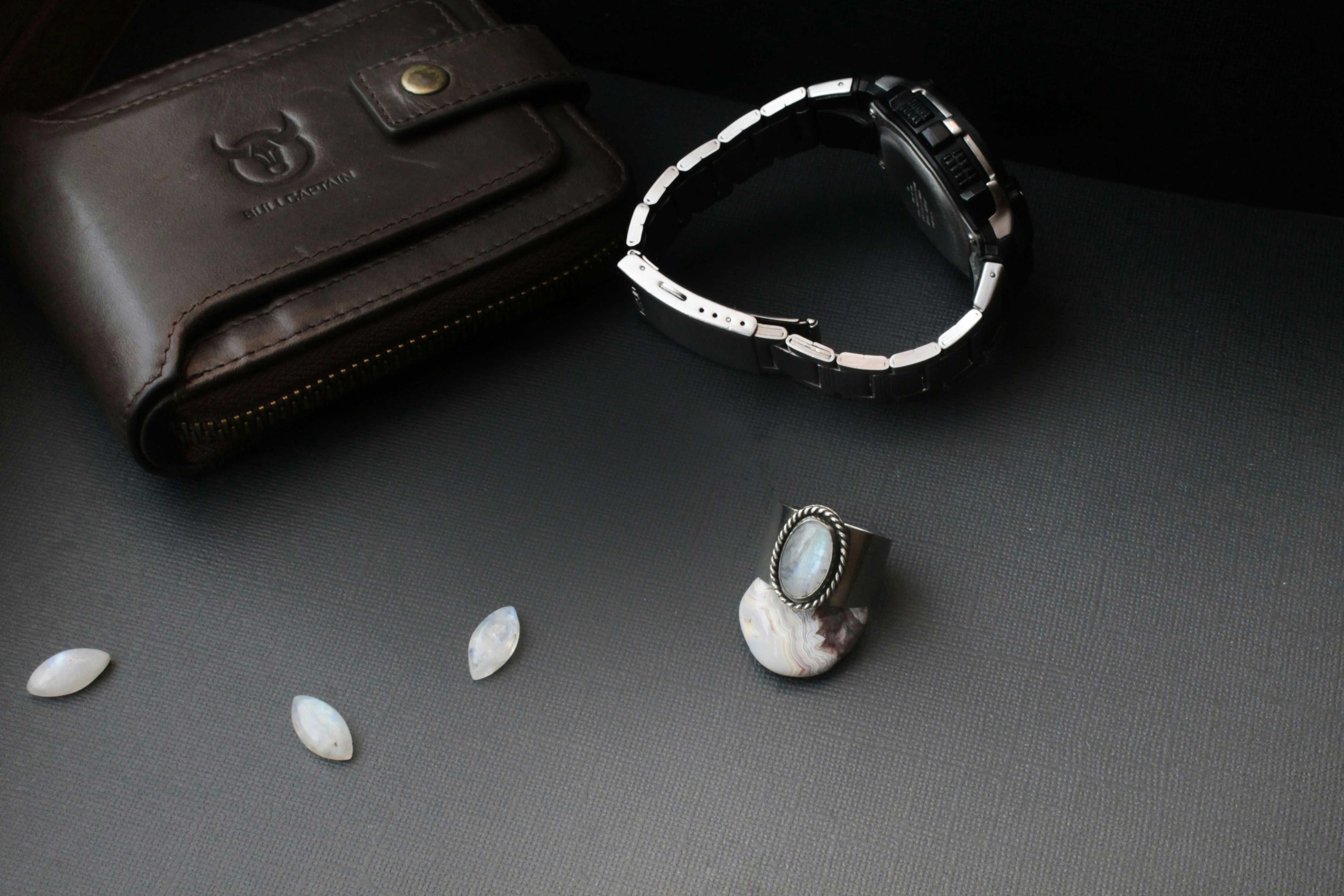 純銀粘土、制作途中のアクセサリー、制作に必要な道具（ヘラ、筆、やすりなど）をまとめた写真