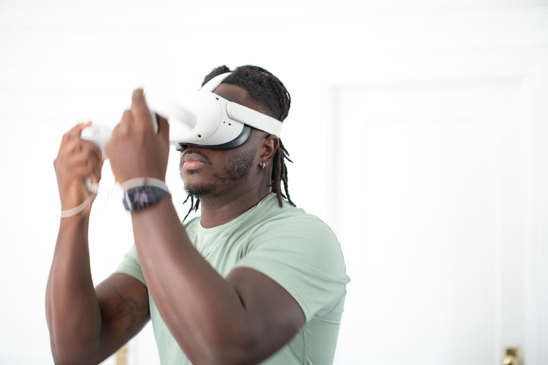 スマートフォンで照明や家電を操作している様子