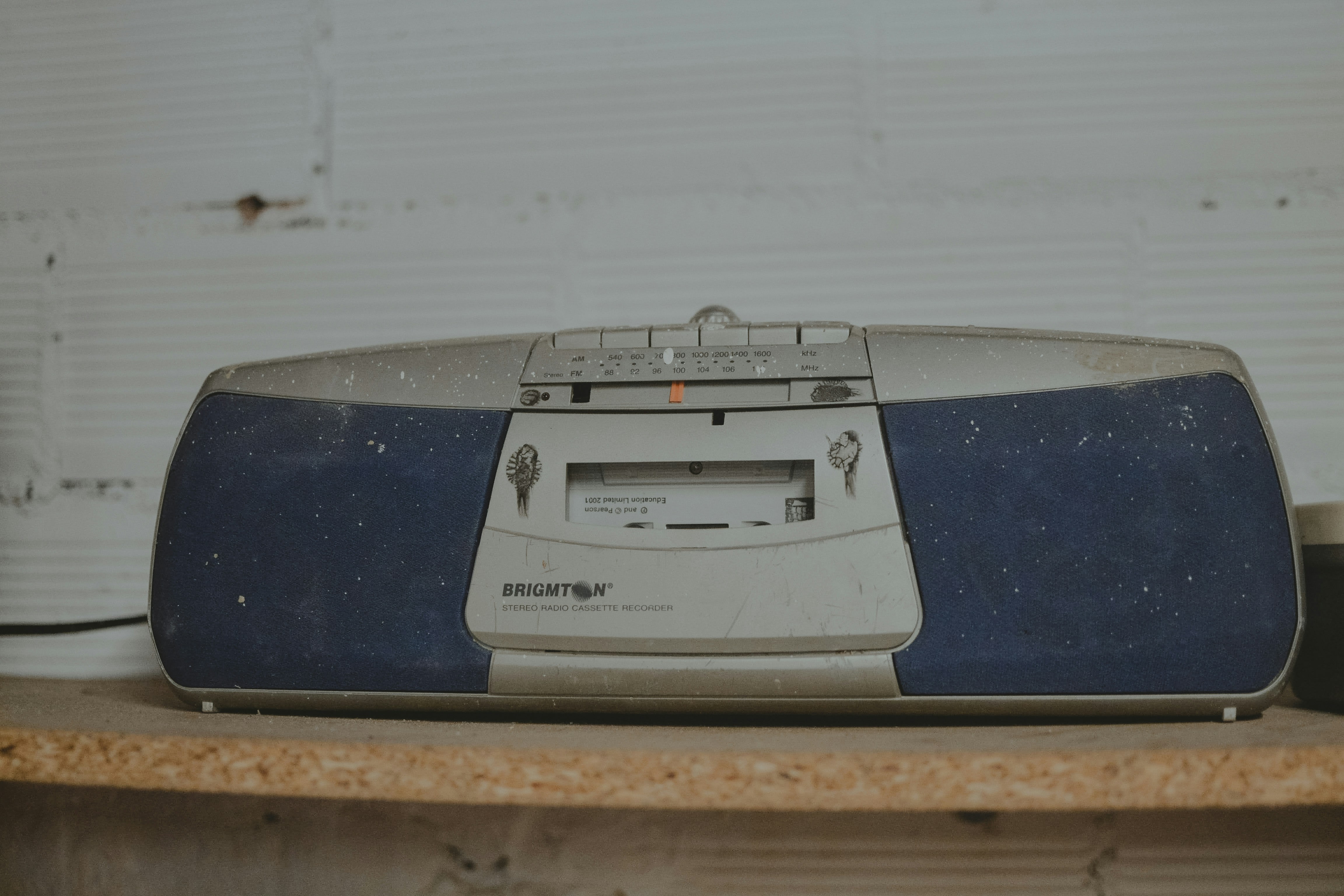 様々な種類の重曹が陳列されているドラッグストアの一角