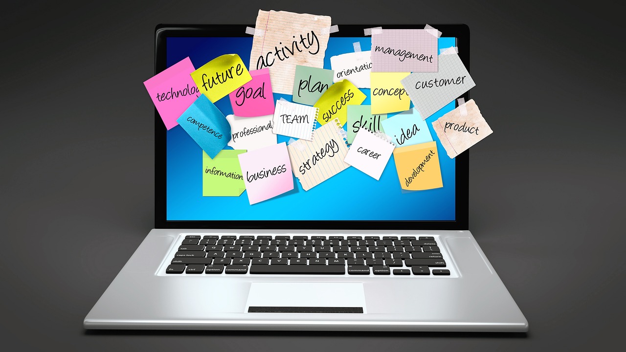 自宅のデスクでノイズキャンセリングヘッドホンをして作業に集中している人の上半身