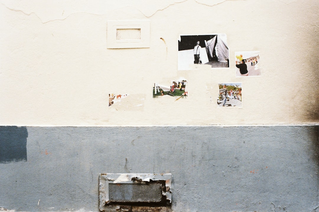 災害用トイレ、水、食料、救急セットなどをリュックに詰めた非常用持ち出し袋