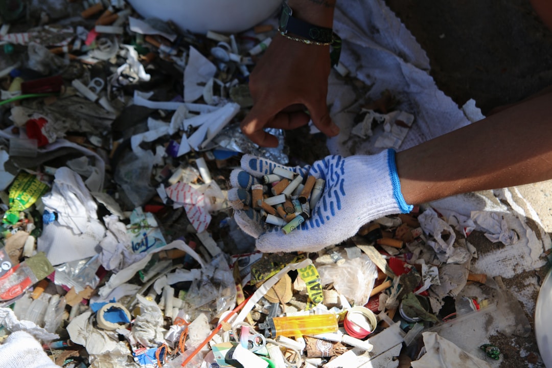 牛乳パックを再利用して作られた、手作りの小物入れが並んでいる様子