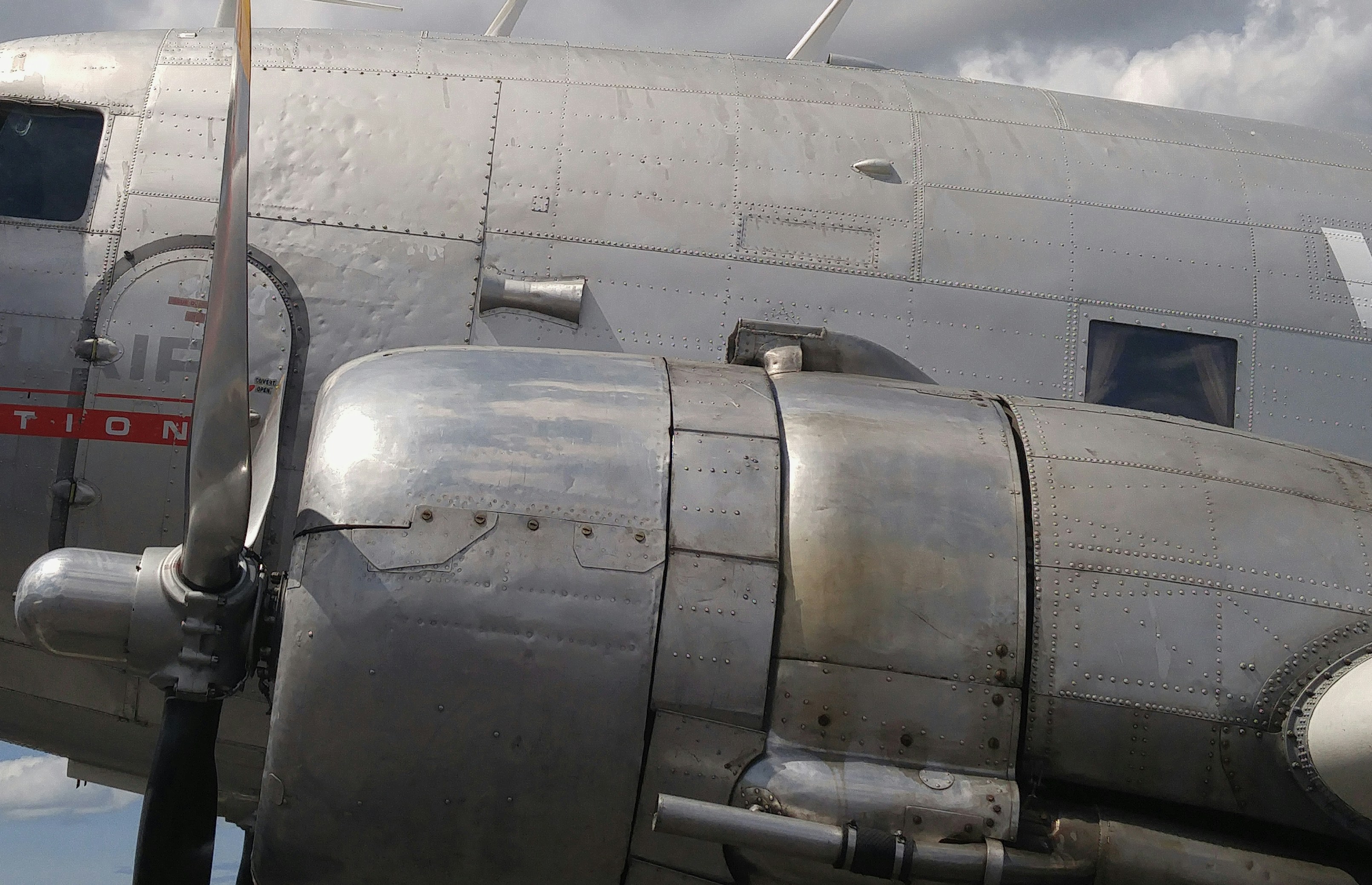 シンプルでインテリアに馴染む、ダイニチの加湿器が置かれたリビング