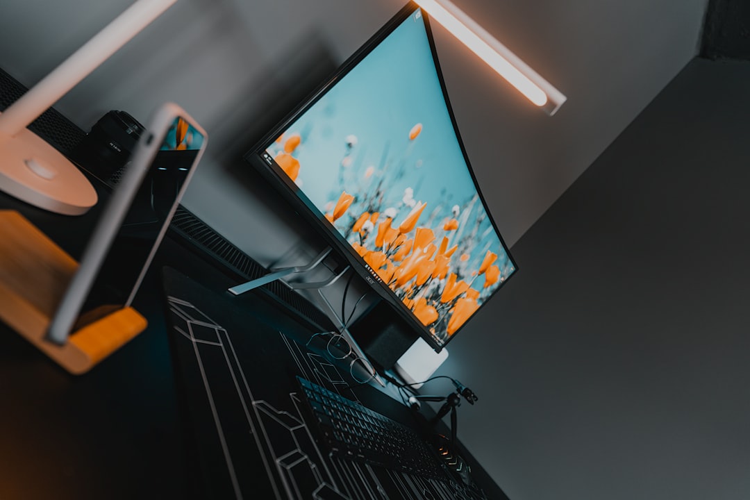 緑豊かな公園でリラックスした表情で深呼吸をしている人の写真