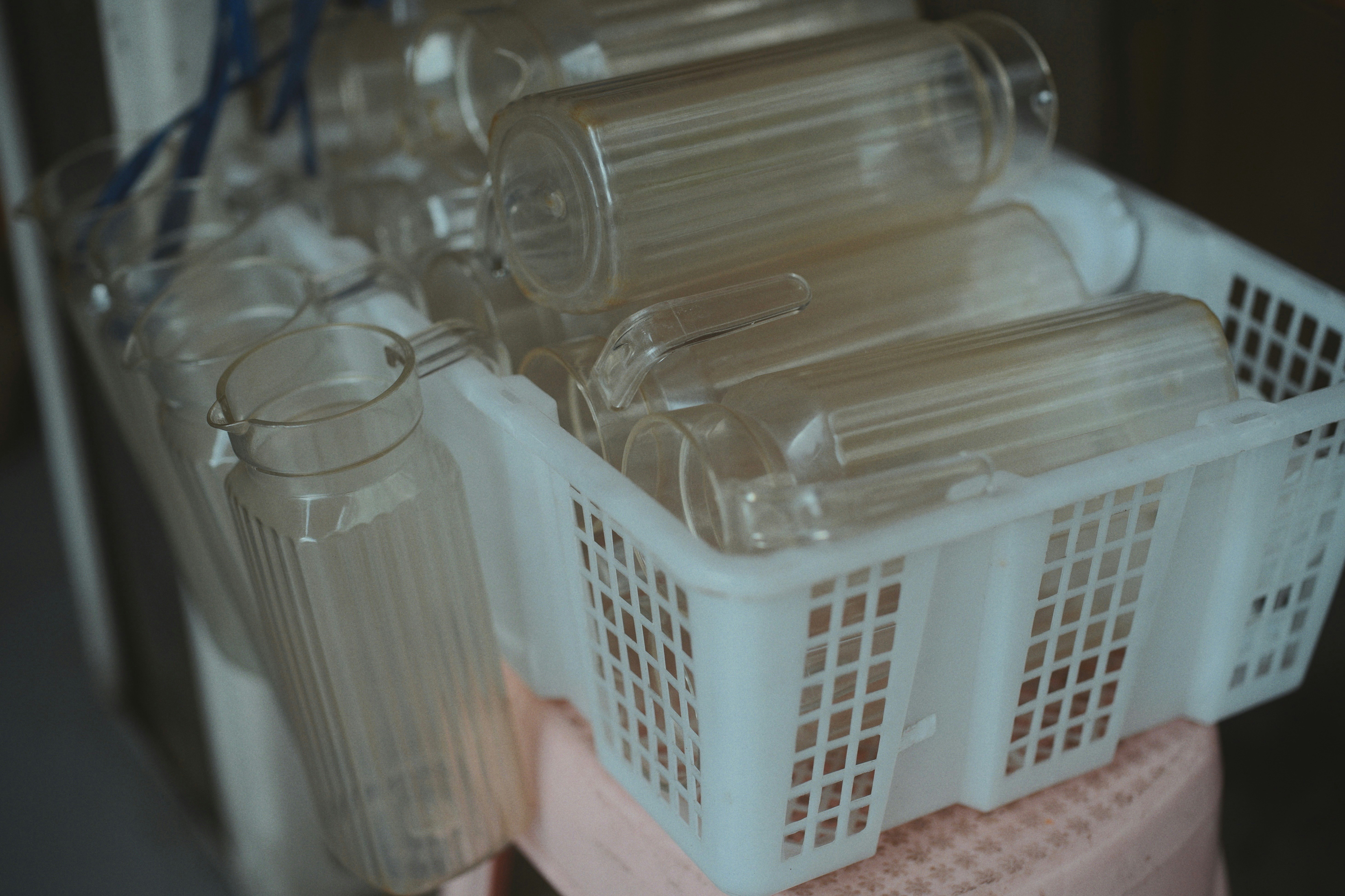 スマートフォンでドラッグストアのアプリを開き、クーポンを確認している様子