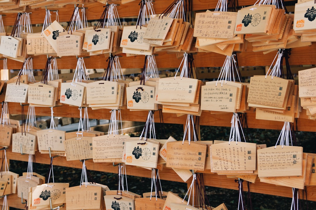 全体的に白を基調とした清潔感のあるデスクで、パソコンに向かって笑顔で作業している人の写真