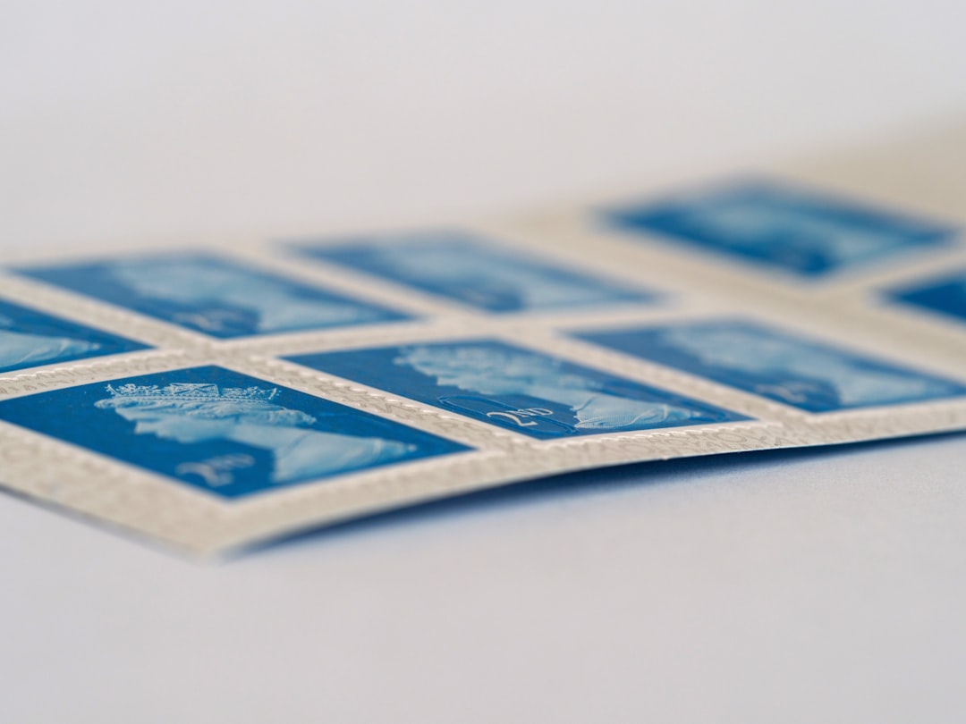 レンガ調の壁紙が貼られた部屋の一角に、ギターが立てかけられ、趣味の空間を演出している様子