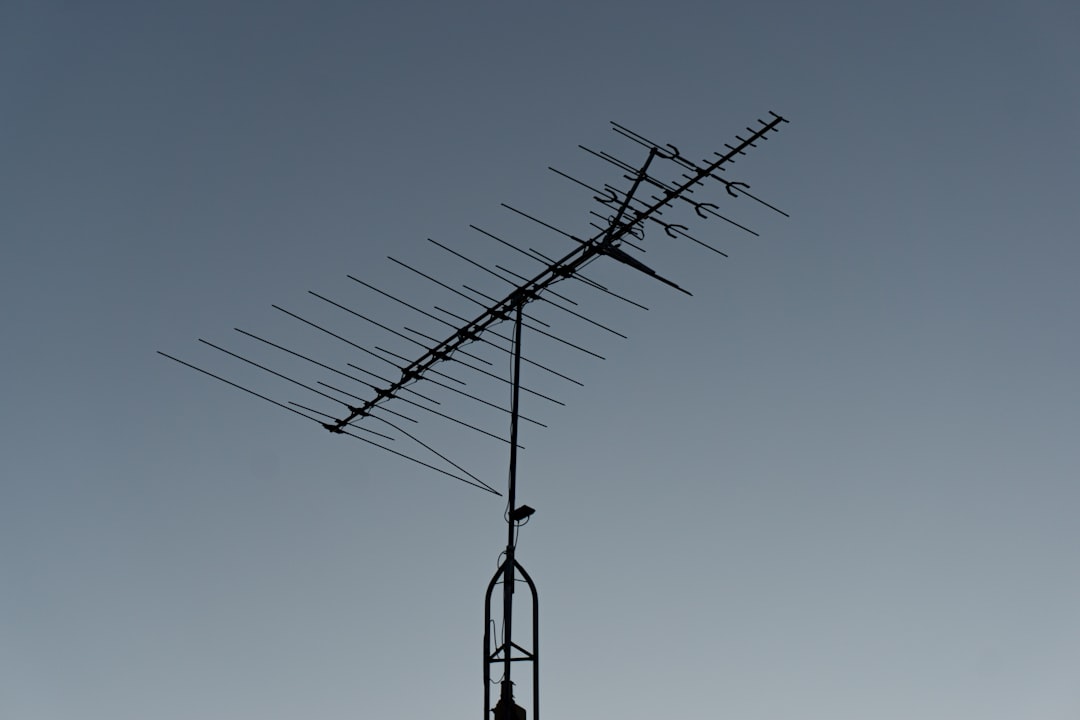 白を基調とした北欧風のリビングに、シンプルなデザインの壁掛け時計が飾られている様子