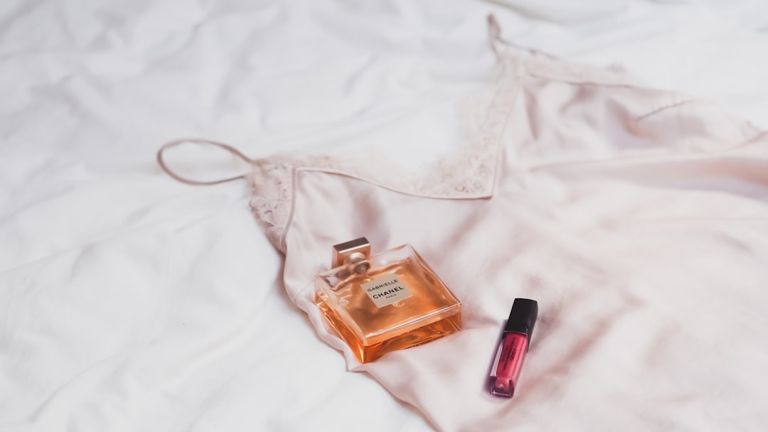 「T-scent」本体と、オイルボトルのアップ写真