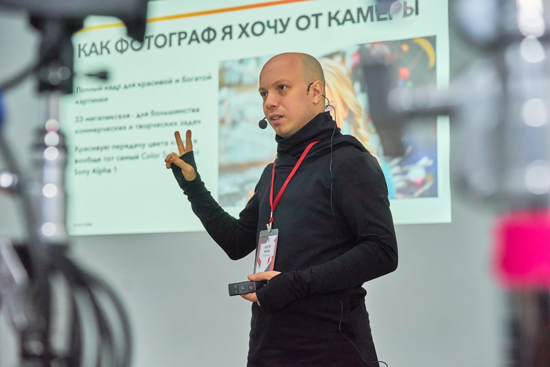 ヨガマットの上でリラックスしたポーズをとる女性