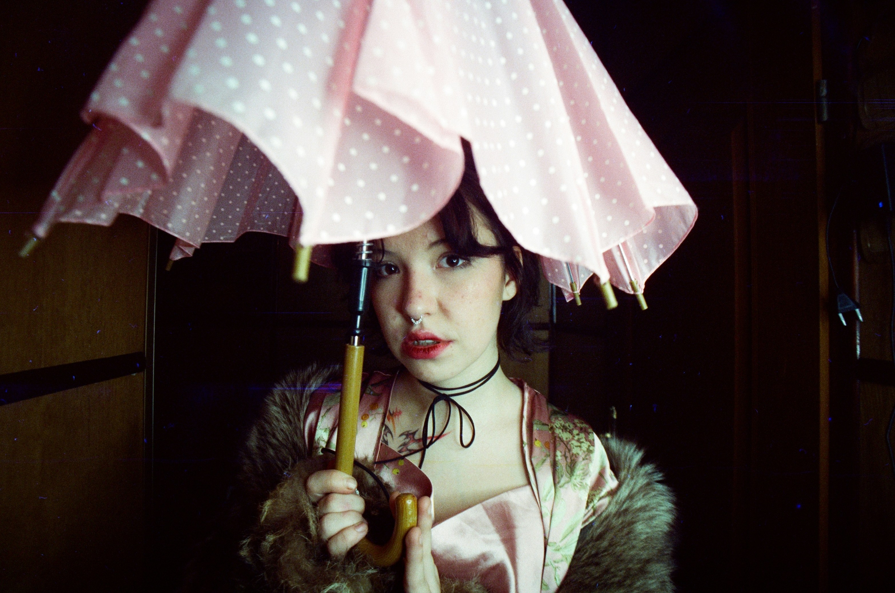 100均のシューズラックや突っ張り棒を使って、靴が整理整頓された靴箱の内部