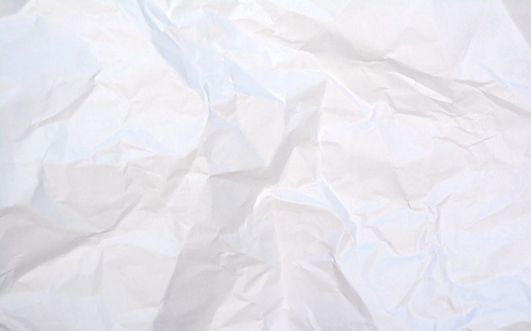 ベッドの上に敷かれたマットレスの下に除湿シートが敷かれている様子