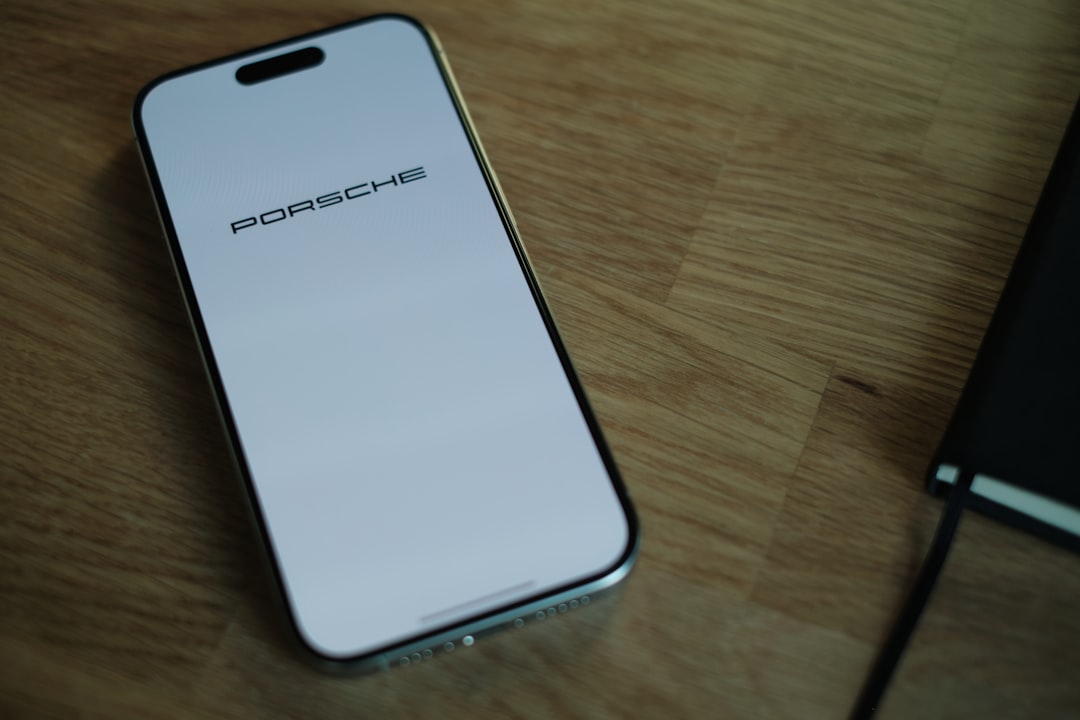 共働きの夫婦がキッチンで料理をしている