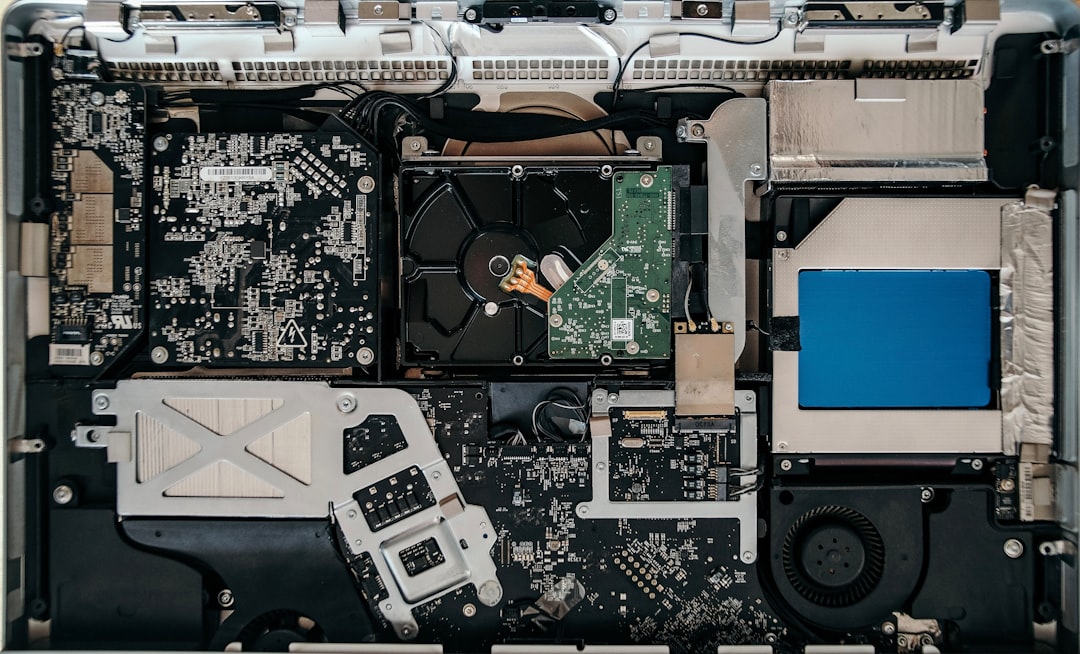 壁紙DIYに必要な道具（カッター、地ベラ、メジャーなど）が綺麗に並べられている写真